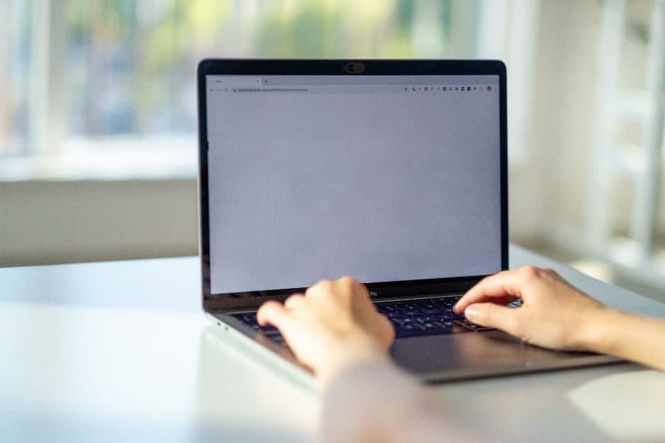 Seven Dollar Click removing doubts, working online on a laptop